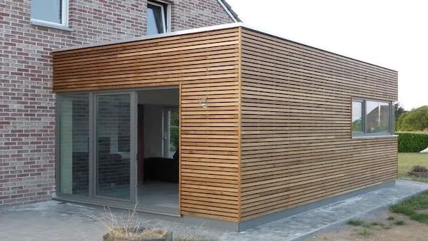 Extension de maison en bois accolée à une habitation