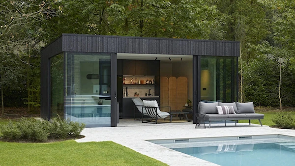 Pool house en bois au bord d'une piscine